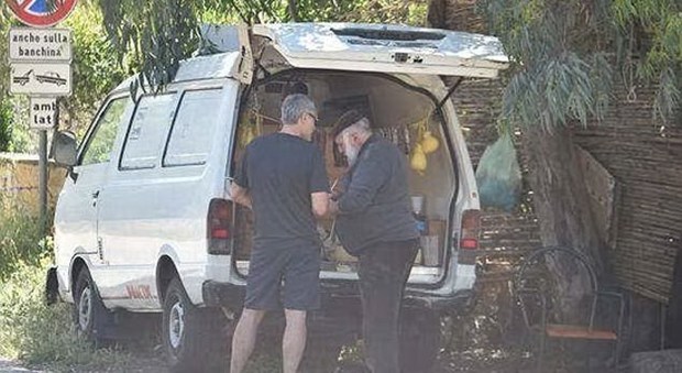 Clooney mai visto: eccolo in Sardegna mentre compra il pecorino dall'ambulante lungo la strada