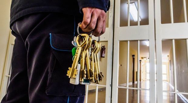 Perugia, terrore in carcere: agente tenuto in ostaggio da un detenuto-killer
