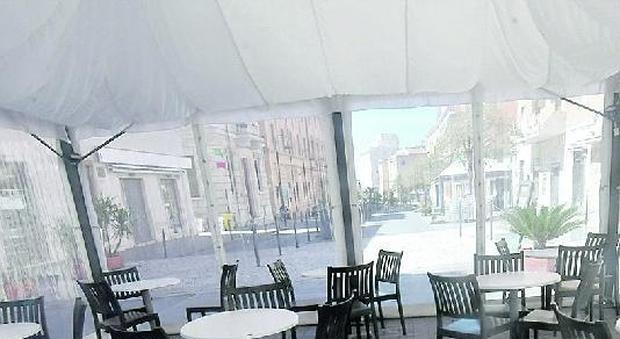 La veranda del bar Italia di corso Centocelle tristemente vuota (Foto Luciano Giobbi)