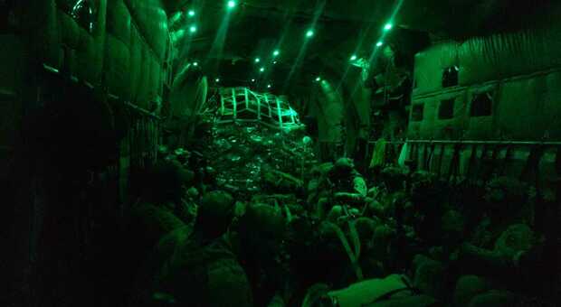 Afghanistan, decolla l'ultimo volo italiano da Kabul: conclusa l'evacuazione, rientrano tutti i militari