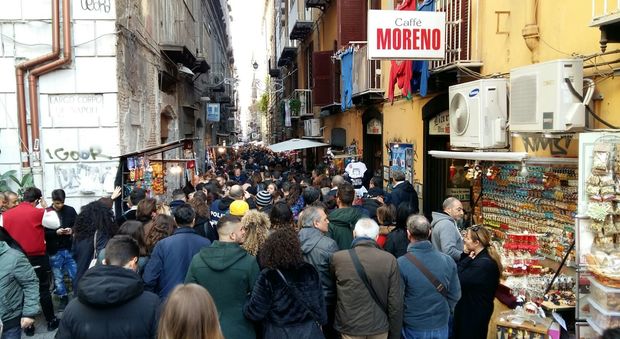 Napoli, dal paradiso all'inferno: tutto esaurito ma traffico in tilt