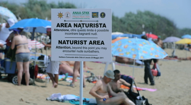 Spiaggia di nudisti e sesso libero, adesso il sindaco manda i vigili