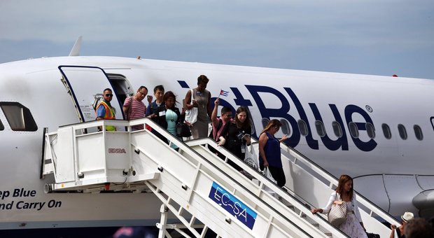 Cuba, dopo 55 anni atterra il primo aereo di linea degli Stati Uniti, festa all'aeroporto di Santa Clara