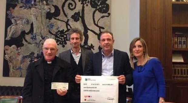 Sgm "dona" i 4mila euro della cena natalizia ai poveri: l'assegno alla Caritas