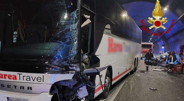 Bus turistico si scontra con un'auto in galleria: tre feriti. Traffico bloccato
