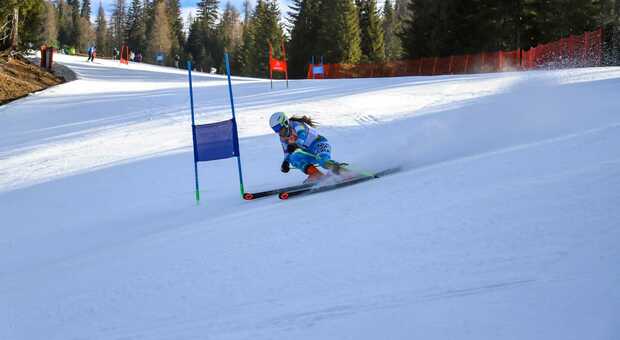 Una sciatrice universitaria impegnata in gara