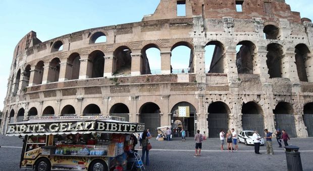 Roma, mai più camion bar al Colosseo. Sindaco Raggi: «Il divieto è definitivo»