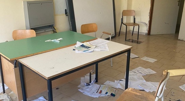 CERCOLA. Raid vandalico nella notte: furto e danneggiamento nella scuola media "De Luca Picione" a Caravita