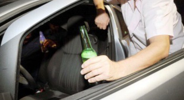 Ubriaco guidava a zig-zag in pieno giorno: sequestro di auto e patente