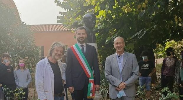 Civita Castellana, il busto rubato di Ulderico Midossi è tornato a casa: dopo il furto, realizzata una copia