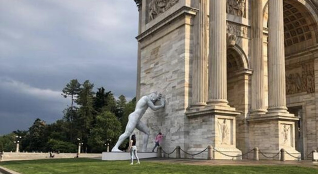 Milano, la statua "Mr Arbitrium" spinge o sorregge l'Arco della pace: «Ha un duplice significato»