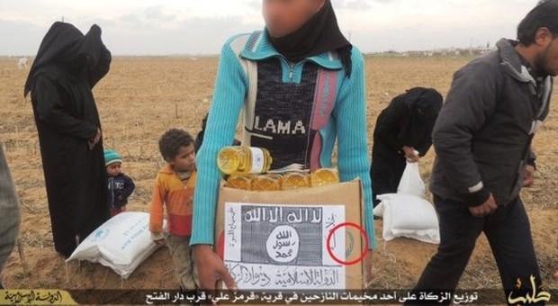 Una delle foto pubblicate sui canali Isis. Sul pacco, sotto le indicazioni dello Stato Islamico si scorge parte del logo del WFP