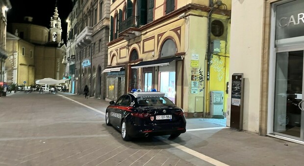 Ancona, sputi contro il barman e minacce ai passanti: il centro è in mano ai balordi