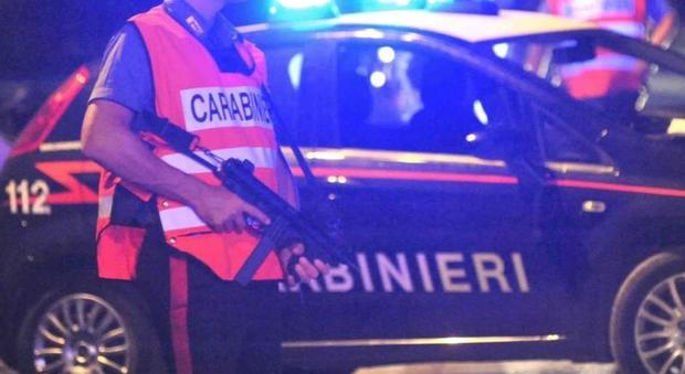 Guida un'auto rubata, inseguito e bloccato dai carabinieri