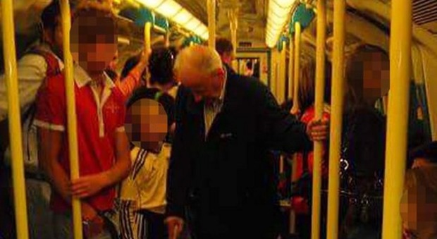 Anziano con il bastone in piedi sul metrò, nessuno gli cede il posto. La foto indigna il web -Guarda