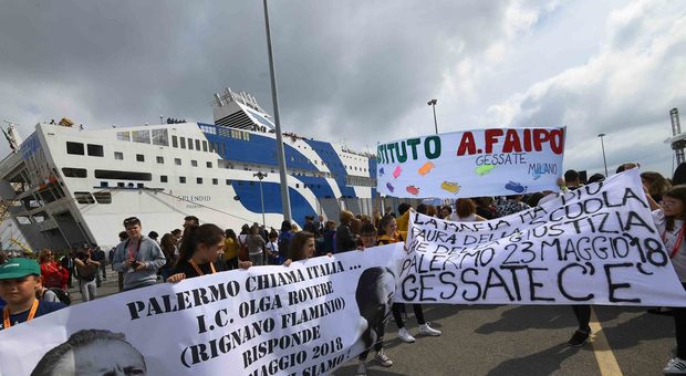 Strage di Capaci, folla a Palermo per lo sbarco della nave della legalità