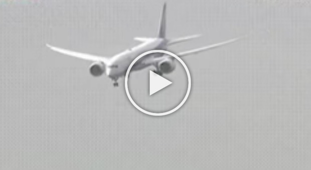 Il terrificante video dell'aereo in picchiata durante l'atterraggio nel mezzo del tifone Cimarron