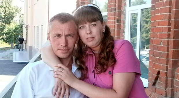 Russia, critica la moglie per la cena insipida: lei lo uccide con 35 coltellate