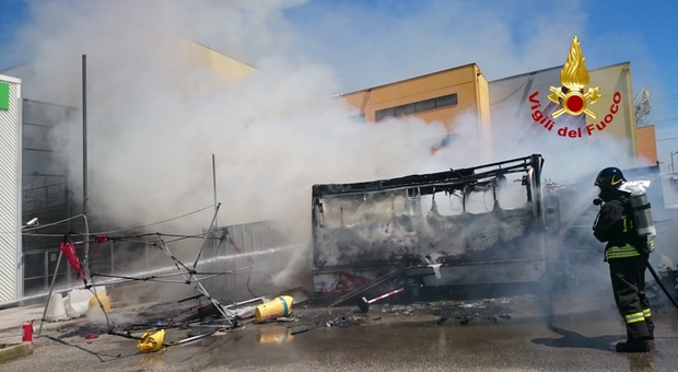 Esplosione e incendio a Marghera: distrutto un furgone di vendita panini