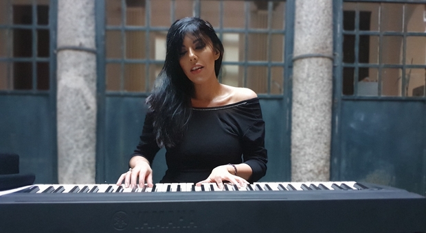 Viola Nocenzi mentre suona al pianoforte