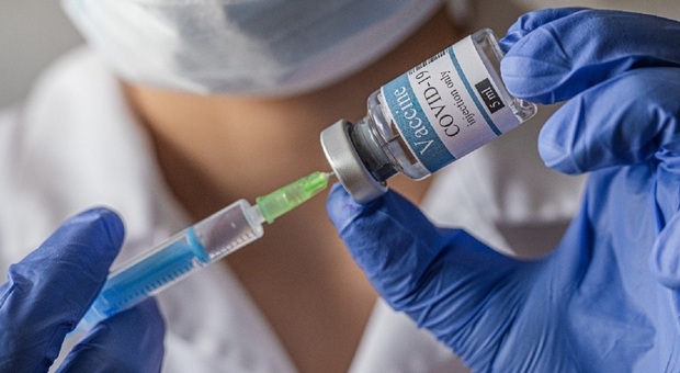 Vaccini Covid, non più solo siringhe: pillole o spray, la profilassi accelera l'addio all'ago