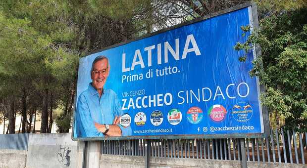 Un cartellone di Zaccheo, suo il preventivo più alto per le elezioni a Latina