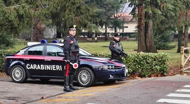 Carabinieri fermano un'auto per controlli e bloccano latitante albanese
