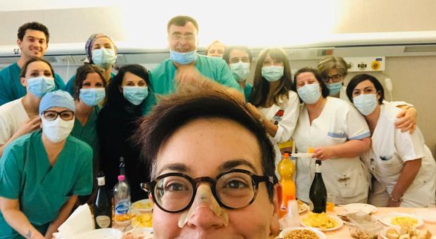 La mini festa di compleanno in corsia per l’infermiera Alessandra Pignocchi