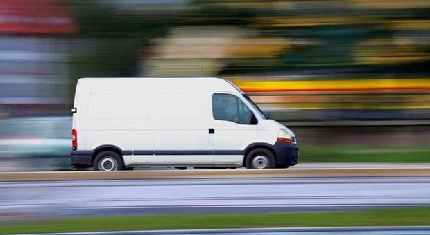 Il molestatore gira a bordo di un furgone di colore bianco fra Montebelluna e Busta