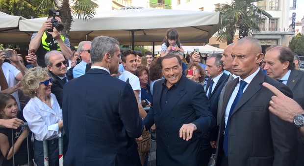 Berlusconi a Pordenone, un uomo tra la folla gli lancia un uovo contro