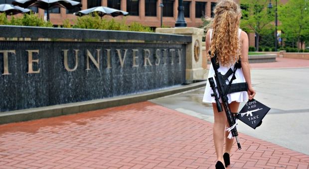 Sparatoria a scuola in Texas, la foto di una studentessa pro-armi divide il web