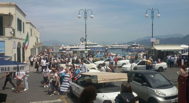 Caos e sovraffollamento a Capri, i consumatori scrivono a Salvini e al prefetto: «Potenziare la sicurezza»