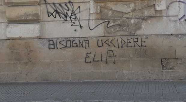 La minaccia: «Bisogna uccidere Elia» Spunta la scritta sui muri di Lecce