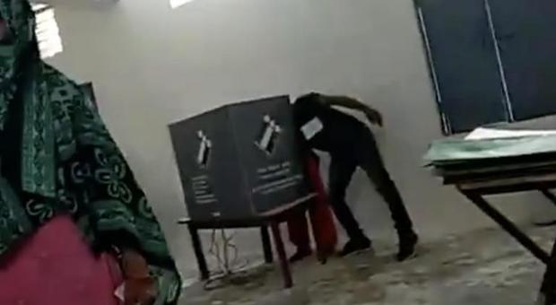 Entra nelle cabine per dire alle donne come votare: il video incastra il funzionario del seggio