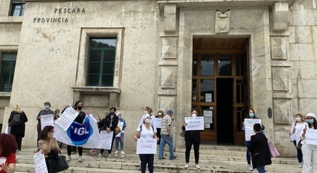 Pescara, protestano le lavoratrici delle mense scolastiche