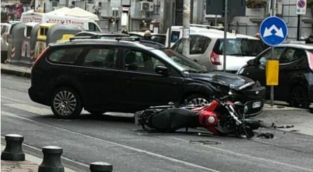 Napoli, incidente sulla moto a Mergellina: due Falchi in ospedale, uno molto grave
