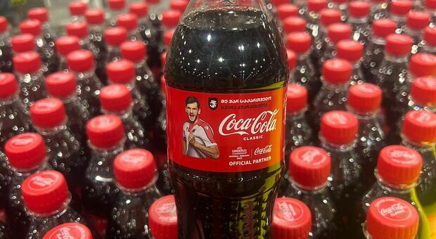 Il volto di Kvaratskhelia sulle bottiglie Coca-Cola