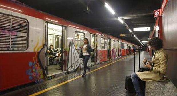 Milano, cammina sui binari della metro per recuperare moneta da 2 euro