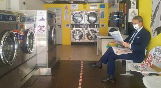 Il ministro dell’Ambiente Sergio Costa "beccato" in una lavanderia a gettoni all'Eur FOTO