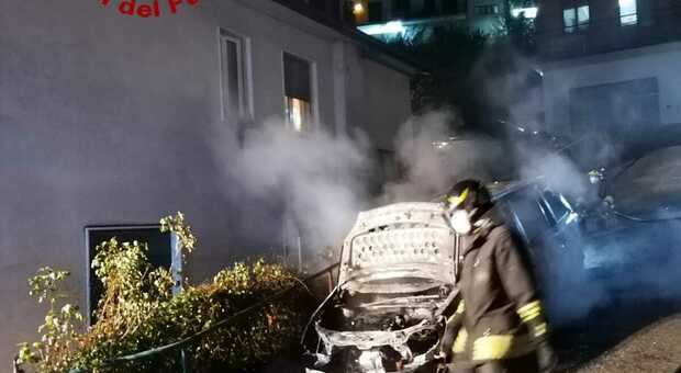 Raid incendiari, bruciate tre auto ad Avellino e nell'hinterland