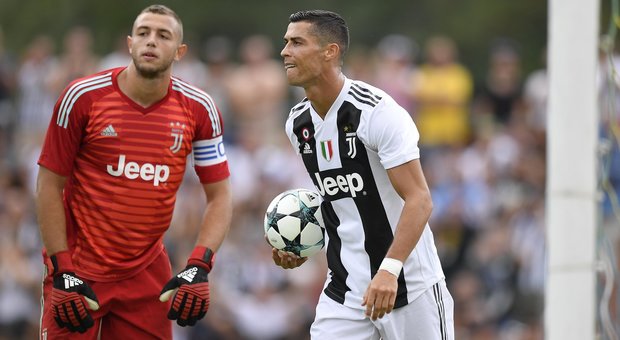 Juventus, Villar Perosa: Ronaldo segna il primo gol bianconero. «Grande emozione». Il match finisce con un'invasione