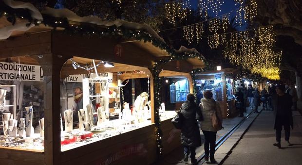 Immagini Casette Natalizie.Natale In Citta Tornano Le Casette Di Legno In Piazza Mazzini