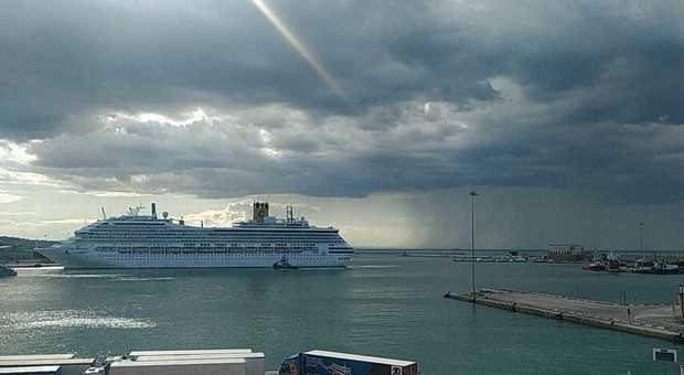 Ancona, la nave da crociera Costa Magica è Covid free e lascia il porto: «Grazie di tutto»