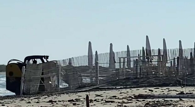 Sabbia rimossa dalla spiaggia libera: 3mila euro di multa al titolare del lido privato