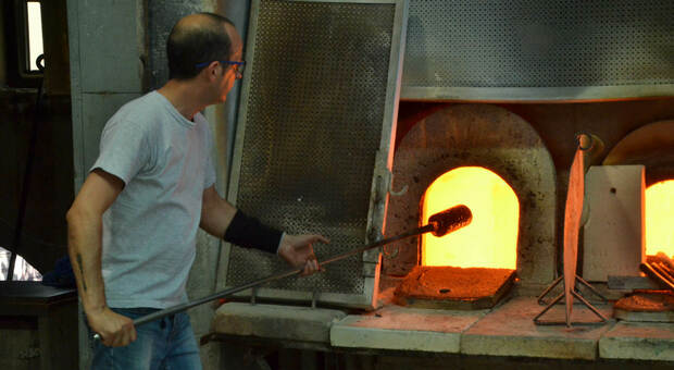 MURANO La lavorazione del vetro in un forno che arriva a temperature elevatissime