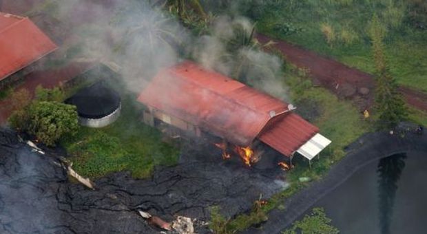 Hawaii, la lava dal vulcano Kilauea raggiunge il centro abitato: distrutta una casa