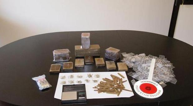 La droga sequestrata dai carabinieri ad Aversa
