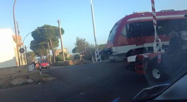 Il treno Fse attraversa il paese con il passaggio a livello aperto: choc ad Acquarica del Capo