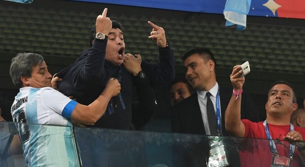 Argentina, Maradona show in tribuna: balli e dito medio