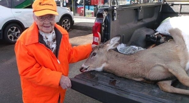 Prende la licenza di caccia a 104 anni e uccide un cervo: la nonnina divide il web (immagine pubblicata da Star Tribune)